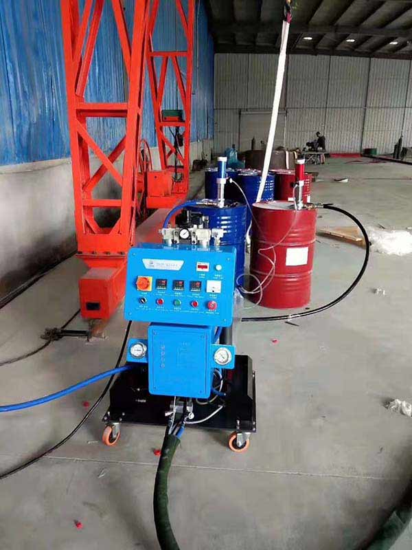 建筑外墻保溫系統都有哪些措施?聚氨酯保溫作用大不大?(圖2) 輕鋼別墅建筑保溫施工聚氨酯發泡機